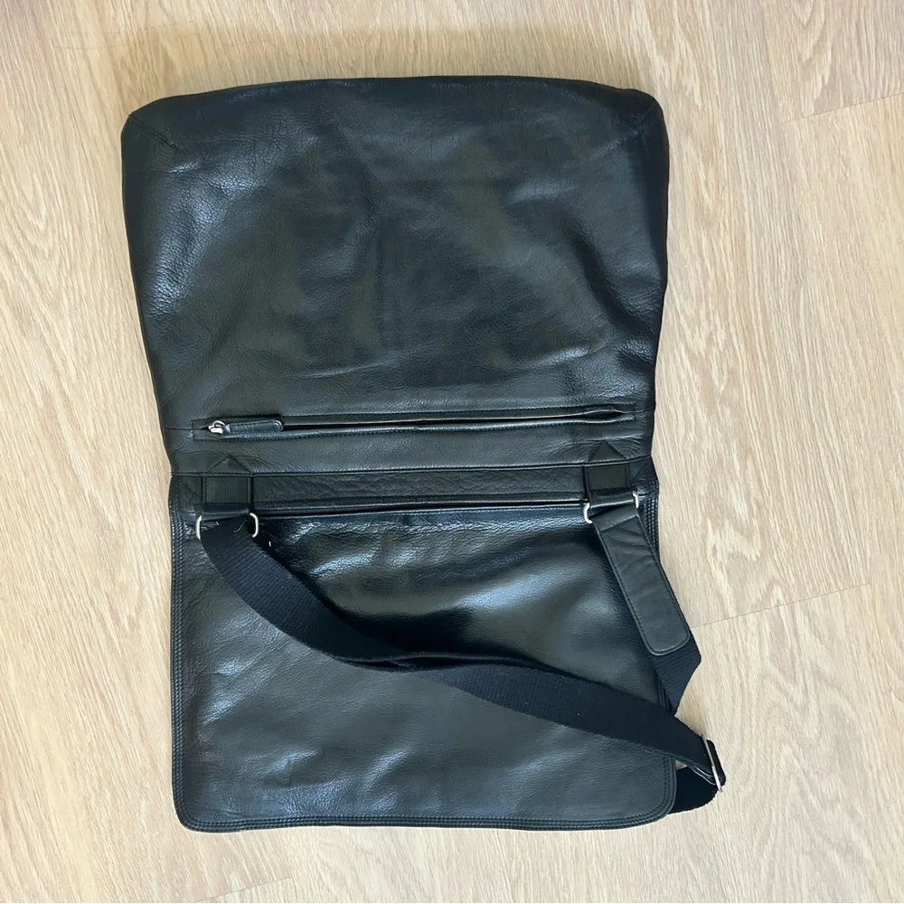 Osgoode Marley Black Flat leather Euro Messenger bag laptop